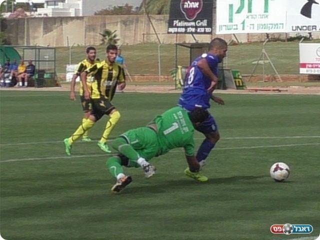 שעריים נכנסה למשחק. קרגולה עובר את רז (שקד מורג)